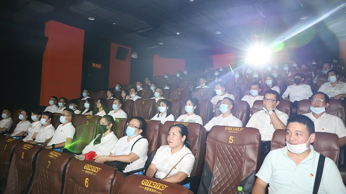 5號廳觀影人員合影。鄧燦濱 攝.JPG
