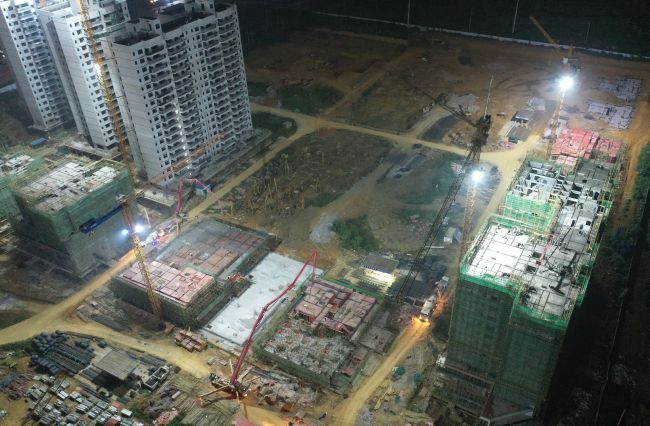 A地塊夜間多個樓棟同時澆筑混凝土。盧瑞陽 攝.jpg