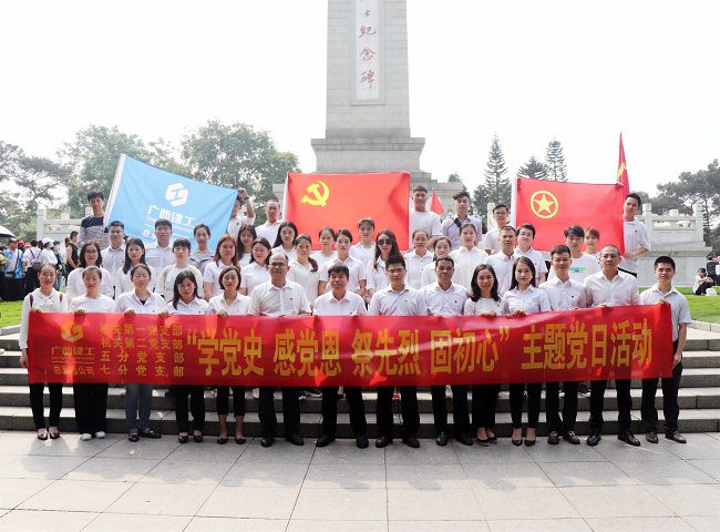 參加活動(dòng)的職工合影。楊鈺攝。（修圖）.jpg