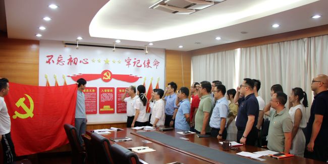 重溫入黨誓詞。王威海  攝.jpg