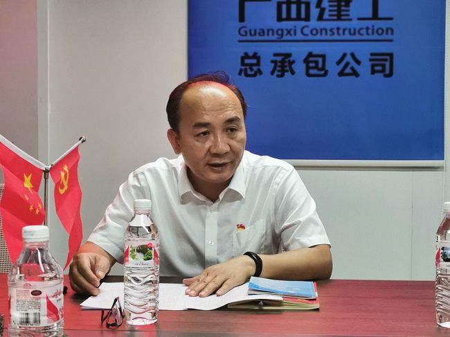 陸烜上黨課。王瑾貞 攝（修圖）.jpg