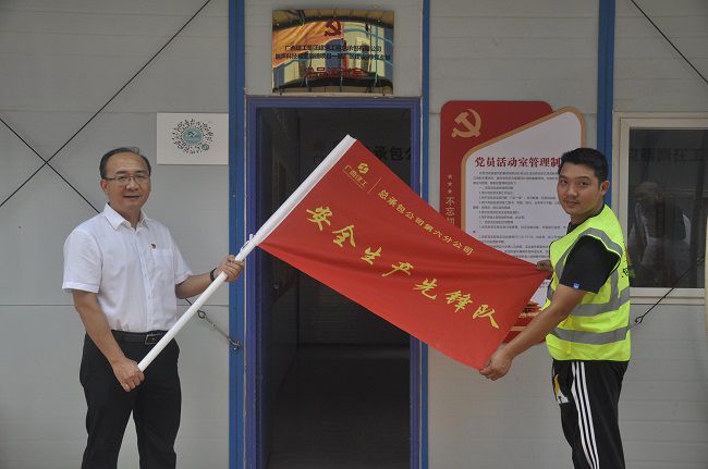 授旗現(xiàn)場。王瑾貞 攝（修圖）.jpg